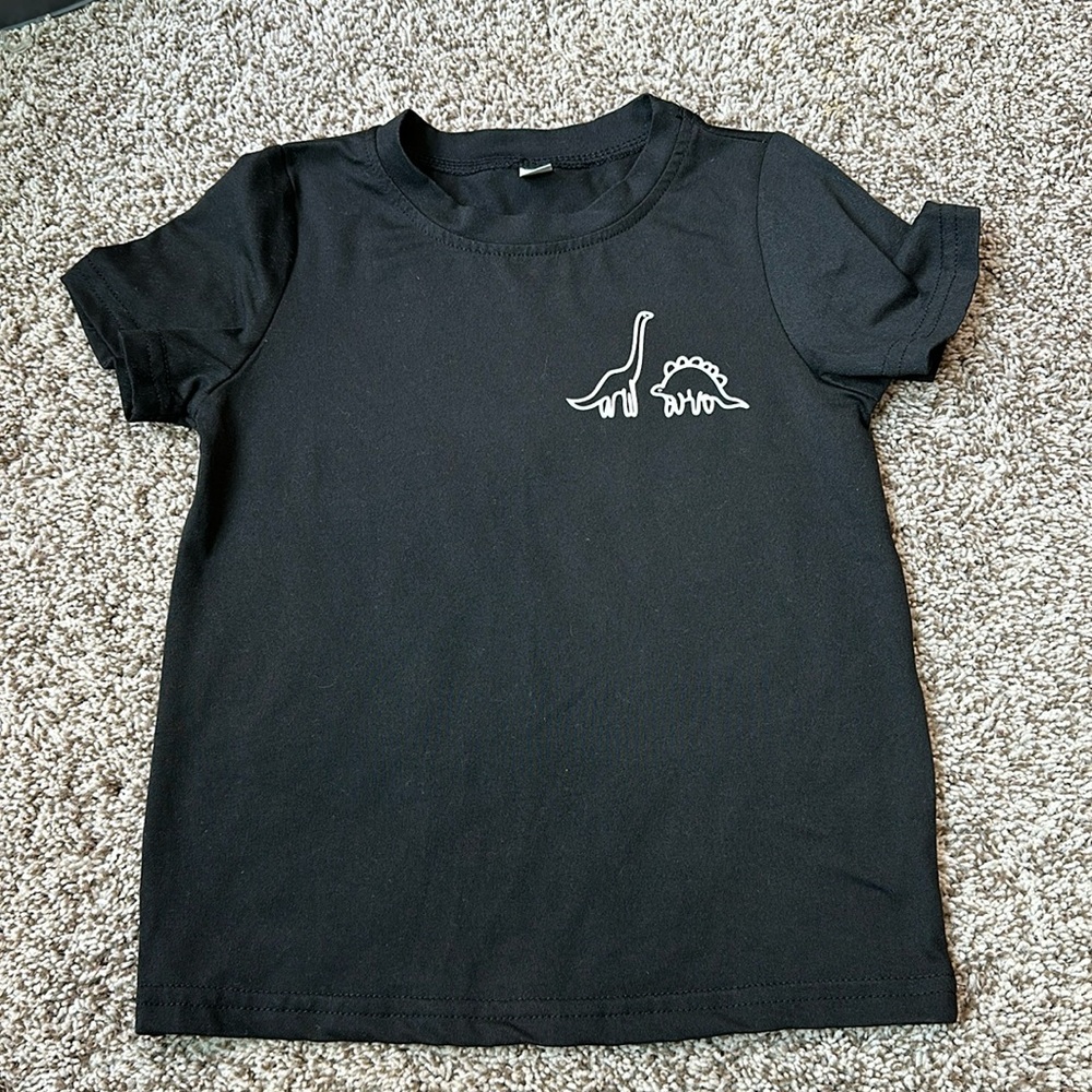Short sleeve dinosaur shirt. 3-4y.